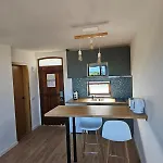 דירה Sea View Studio, Terrace & Pools - *