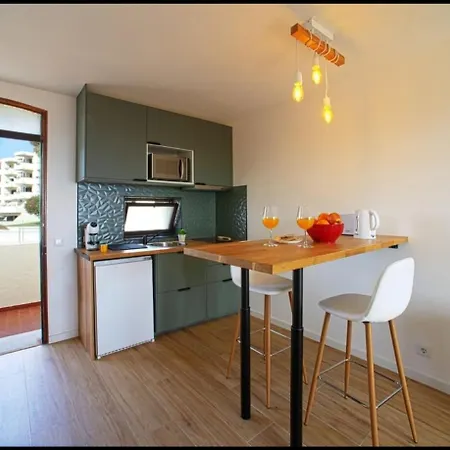 דירה Sea View Studio, Terrace & Pools - *