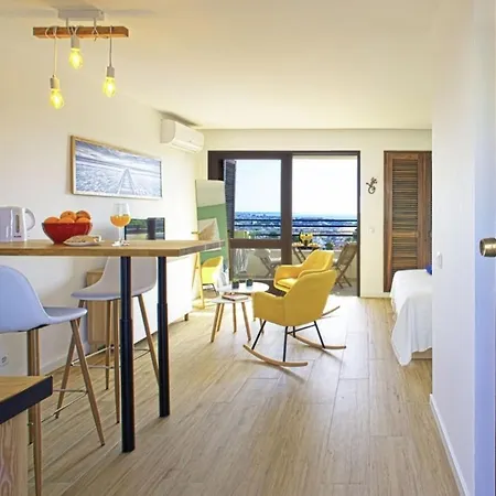 Sea View Studio, Terrace & Pools -