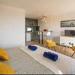 Sea View Studio, Terrace & Pools - Daire